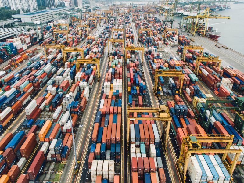 Freight container port – picture of CHUTTERSNAP auf Unsplash